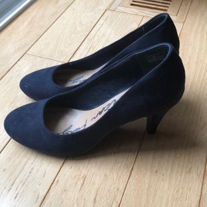 Women’s Navy Blue Microsuede Pumps, size 6